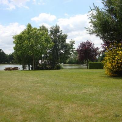 aux abords du plan d'eau